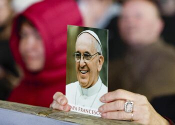 El papa continua mejorando y no piensa en renunciar, según el cardenal argentino Fernández