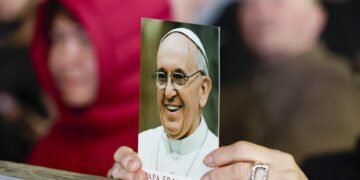 El papa continua mejorando y no piensa en renunciar, según el cardenal argentino Fernández