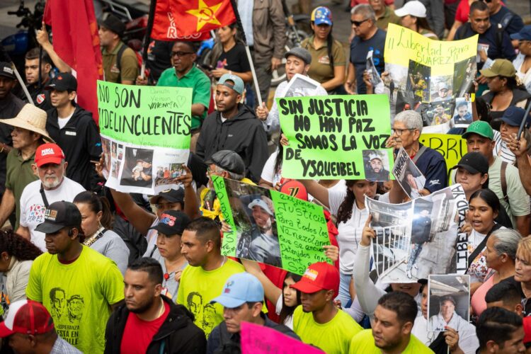 Venezolanos protestan en Caracas por las deportaciones masivas que lleva a cabo Estados Unidos. EFE/ Ronald Pena R