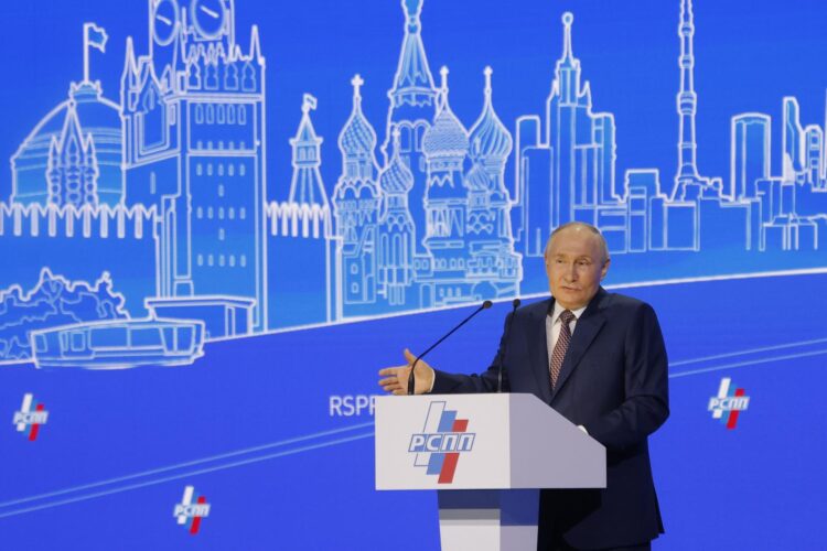 - El presidente ruso Vladimir Putin habla durante el Congreso de la Unión Rusa de Industriales y Empresarios en Moscú, Rusia, el 18 de marzo de 2025. (Rusia, Moscú) EFE/EPA/MAXIM SHEMETOV/REUTERS POOL FOTO DE LA PISCINA