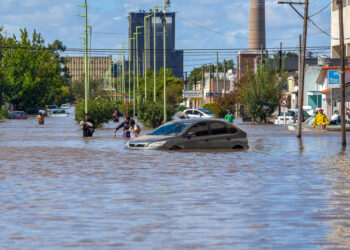 Son 16 los muertos por las inundaciones en Bahía Blanca y buscan a dos niñas desaparecidas