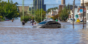 Son 16 los muertos por las inundaciones en Bahía Blanca y buscan a dos niñas desaparecidas