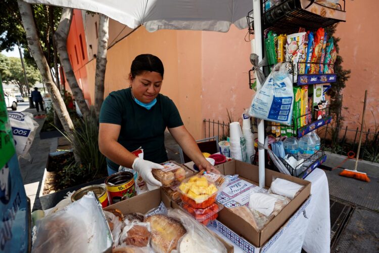 Fotografía de archivo una mujer vendiendo alimentos en una calle de la Ciudad de México (México). EFE/ José Méndez