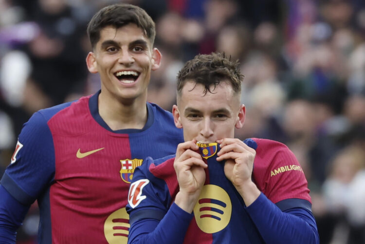 El centrocampista del FC Barcelona Marc Casadó (d) celebra tras marcar el 2-0 contra la Real Sociedad. EFE/ Andreu Dalmau