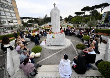 El papa cumple 12 de años de pontificado en el hospital y con el futuro de la Iglesia en el aire