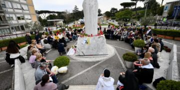 El papa cumple 12 de años de pontificado en el hospital y con el futuro de la Iglesia en el aire