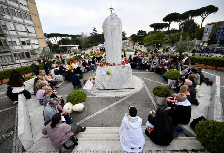 Un grupo de peregrinos rusos se reúne junto a la estatua de Juan Pablo II en la entrada del Hospital Gemelli, donde está hospitalizado el Papa Francisco, en Roma, Italia, el 11 de marzo de 2025. EFE/EPA/ALESSANDRO DI MEO