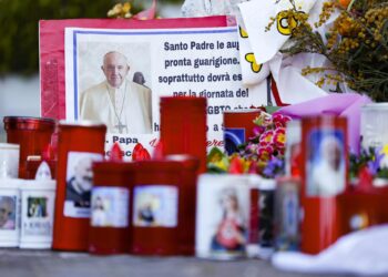 El papa Francisco sigue los ejercicios espirituales y su estado de ánimo es bueno