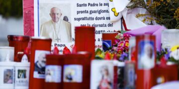 El papa Francisco sigue los ejercicios espirituales y su estado de ánimo es bueno