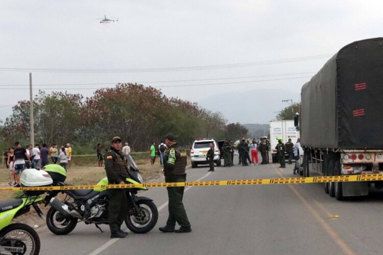 El artefacto fue activado cuando pasaban dos patrulleros de la Policía Metropolitana por el Anillo Vial Occidental de la ciudad de Cúcuta, fronteriza con el estado Táchira, Venezuela. Fotos: Carlos Eduardo Ramírez