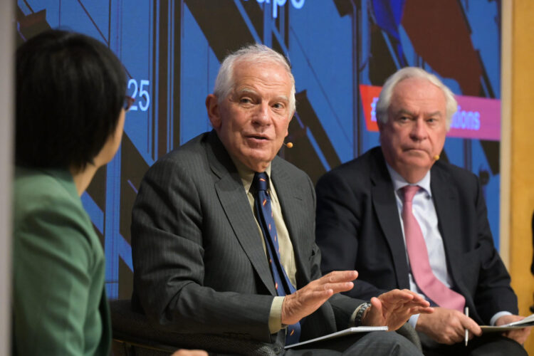 Josep Borrell (c), ex alto representante de la UE para la política exterior y de seguridad e investigador sénior distinguido del Real Instituto Elcano, este miércoles junto a otros expertos durante un coloquio en Madrid sobre las relaciones entre la Unión Europea y China. EFE/Real Instituto Elcano CRÉDITO OBLIGATORIO? SOLO USO PERMITIDO PARA ILUSTRAR LA NOTICIA QUE APARECE EN EL PIE DE FOTO? SÓLO USO EDITORIAL