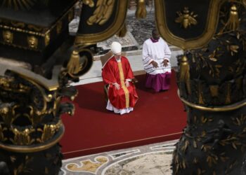El papa acude a la basílica de San Pedro a rezar antes de la Vigilia del Sábado Santo