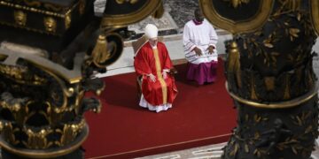 El papa acude a la basílica de San Pedro a rezar antes de la Vigilia del Sábado Santo