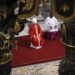 El papa acude a la basílica de San Pedro a rezar antes de la Vigilia del Sábado Santo