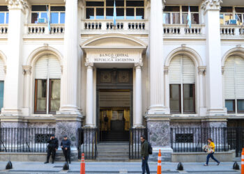 Argentina abre el ‘cepo’ cambiario tras catorce años de trabas para comprar dólares