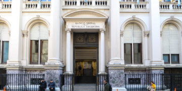 Argentina abre el ‘cepo’ cambiario tras catorce años de trabas para comprar dólares