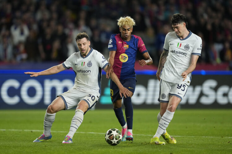 El delantero del FC Barcelona, Lamine Yamal (c), disputa el balón ante los defensores del Inter durante el encuentro correspondiente a la ida de las semifinales de la Liga de Campeones que disputaron FC Barcelona e Inter en el estadio Olímpico Lluis Company, en Barcelona. EFE / Alejandro García.