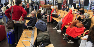 Atrapados en el tren durante el apagón en España: “me quedé sin leche para mi bebé”