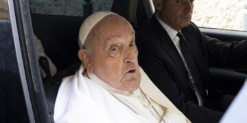 El papa sobre su Semana Santa convaleciente: «Lo vivo como puedo»
