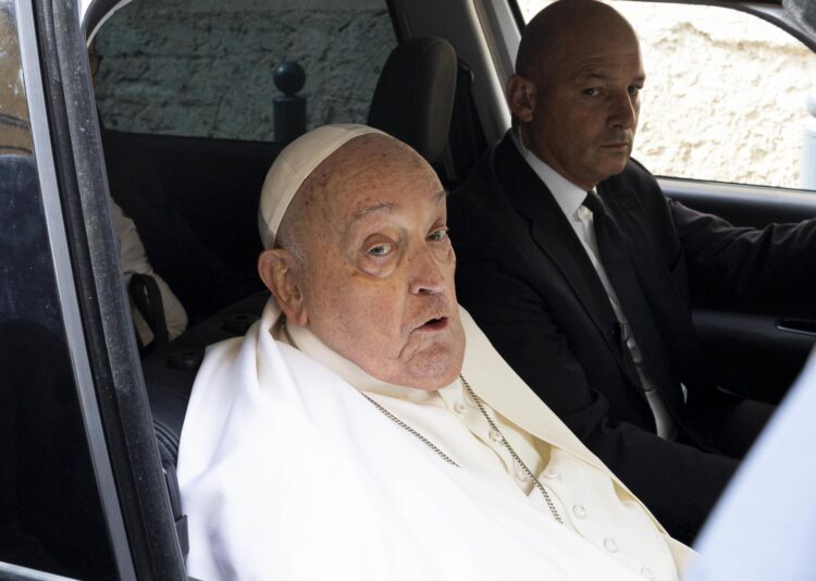 El Papa Francisco sale de la prisión de Regina Coeli en Roma, Italia, 17 de abril de 2025. El Papa estuvo en la prisión romana el Jueves Santo de 2018. En esa ocasión celebró la Misa en Coena Domini con el rito tradicional del lavado de pies. (Papá, Italia, Roma) EFE/EPA/MASSIMO PERCOSSI