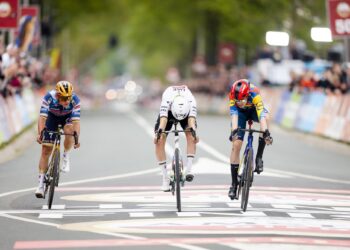 Skjelmose se da un trago de gloria ante Pogacar y Evenepoel