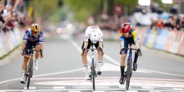 Skjelmose se da un trago de gloria ante Pogacar y Evenepoel