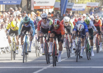 Caleb Ewan, ganador de la segunda etapa de la Itzulia, no sale hoy en la tercera