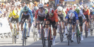 Caleb Ewan, ganador de la segunda etapa de la Itzulia, no sale hoy en la tercera