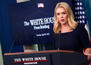 La Casa Blanca estudia la legalidad de enviar a estadounidenses a la megacárcel de Bukele