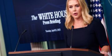 La Casa Blanca estudia la legalidad de enviar a estadounidenses a la megacárcel de Bukele