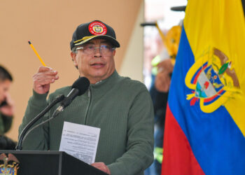 Petro dice «Yo no hablo inglés, error mío» ante declaraciones de Noem sobre él y el Tren de Aragua