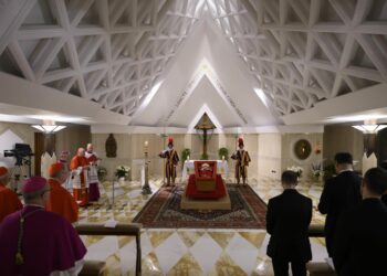 Dentro del velatorio privado de Francisco: respeto y oración por el papa difunto