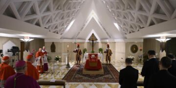 Dentro del velatorio privado de Francisco: respeto y oración por el papa difunto