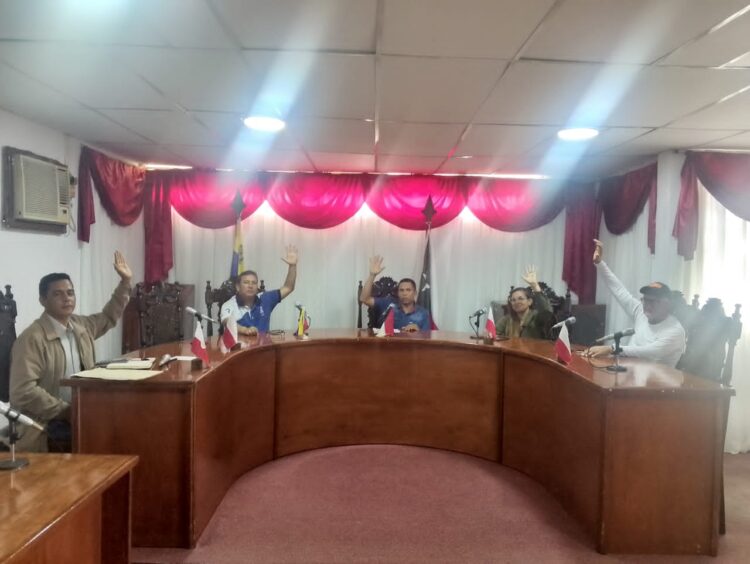 Concejales que acordaron celebrar la sesión extraordinaria del Ayuntamiento local.