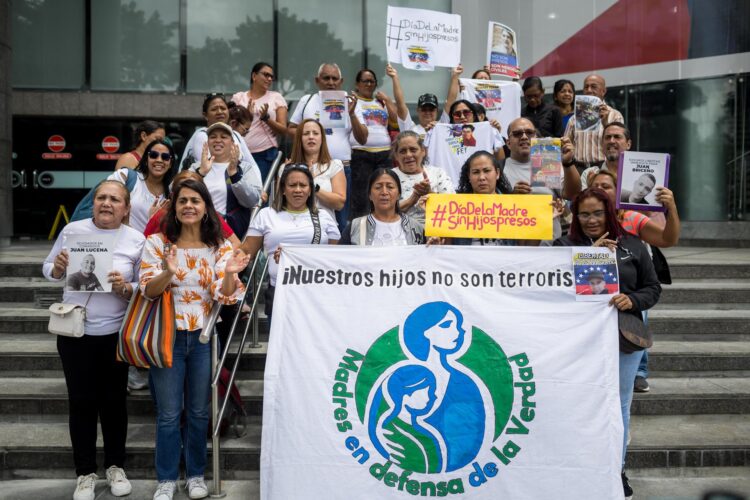 Personas se manifiestan durante una protesta en las inmediaciones de la oficina de la ONU, este miércoles en Caracas (Venezuela). EFE/ Miguel Gutiérrez