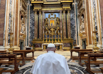 El papa en meditaciones del vía crucis: «La economía de Dios no mata, ni aplasta»