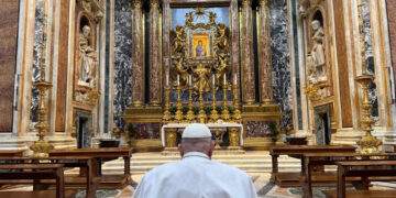 El papa en meditaciones del vía crucis: «La economía de Dios no mata, ni aplasta»