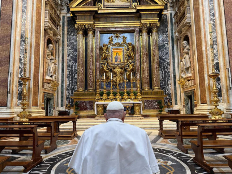 El papa Francisco el pasado 12 de abril en la basílica romana de Santa María la Mayor. EFE/ Vaticano SÓLO USO EDITORIAL