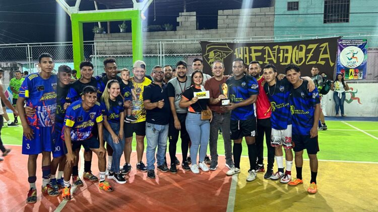El alcalde y el presidente del Concejo de Sucre con  uno de los equipos campeones.