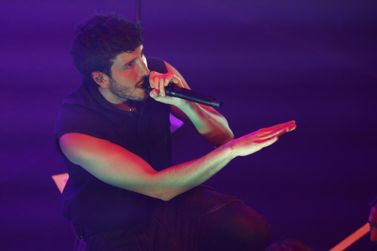 Fotografía de archivo del músico y cantante colombiano Sebastián Yatra, durante un concierto en Madrid (España). EFE/Juanjo Martín