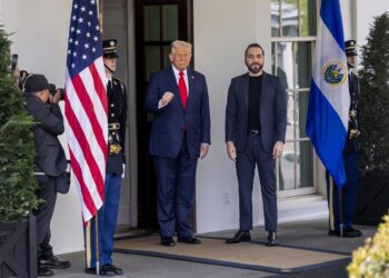 Trump y Bukele descartan el regreso del migrante enviado por error a una megacárcel salvadoreña