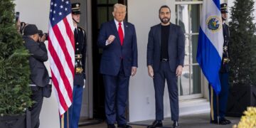 Trump y Bukele descartan el regreso del migrante enviado por error a una megacárcel salvadoreña