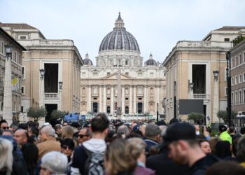 Unas 150.000 personas despiden al papa en la basílica de San Pedro antes del funeral