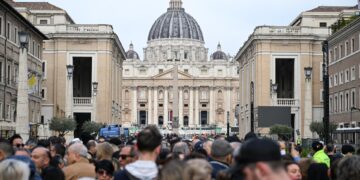Unas 150.000 personas despiden al papa en la basílica de San Pedro antes del funeral