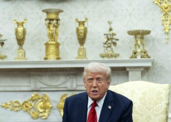 Trump dice no entender cómo los jueces pueden quitarle autoridad en temas migratorios