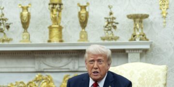 Trump dice no entender cómo los jueces pueden quitarle autoridad en temas migratorios