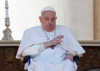 El papa vuelve ante los fieles en la Plaza San Pedro en medio de su larga convalecencia