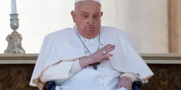 El papa vuelve ante los fieles en la Plaza San Pedro en medio de su larga convalecencia
