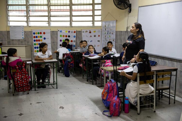 Fotografía de archivo en donde se ve una docente en un salón de clases en Caracas (Venezuela). EFE/ Ronald Pena R
