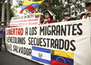 Dos cortes bloquean la expulsión a El Salvador de migrantes venezolanos detenidos en EEUU